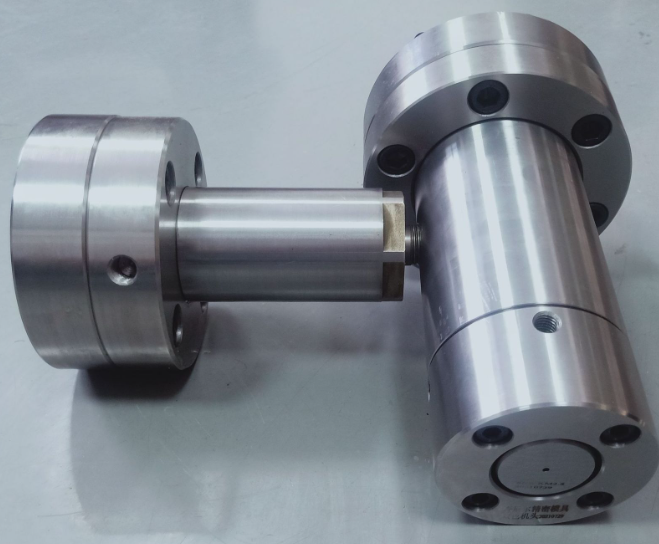 ​La coextrusión es un proceso de extrusión de dos o más materiales plásticos a través de un solo troquel.