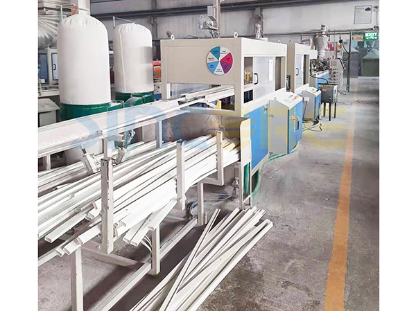 L&iacute;nea de extrusi&oacute;n de perfiles de PVC