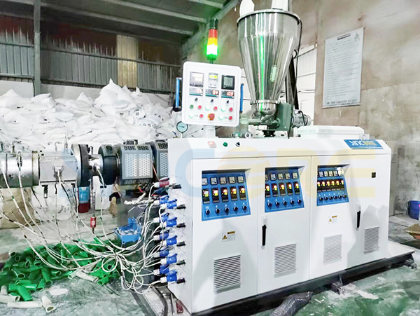 L&iacute;nea de extrusi&oacute;n de PVC de doble salida.